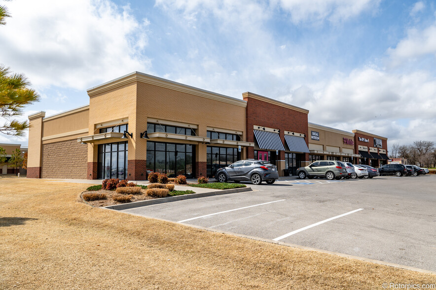 329-343 NW 2nd St, Lawton, OK for lease - Building Photo - Image 3 of 5