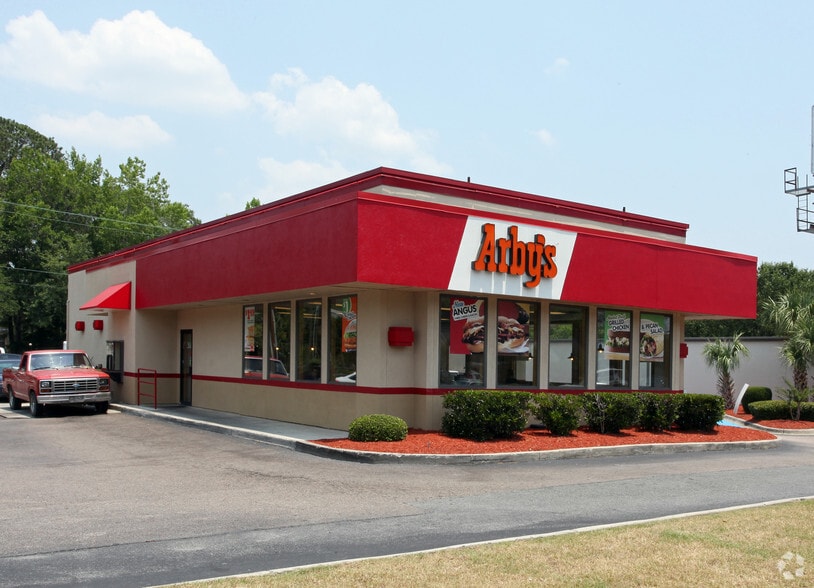 12 W Derenne Ave, Savannah, GA for sale - Primary Photo - Image 1 of 1