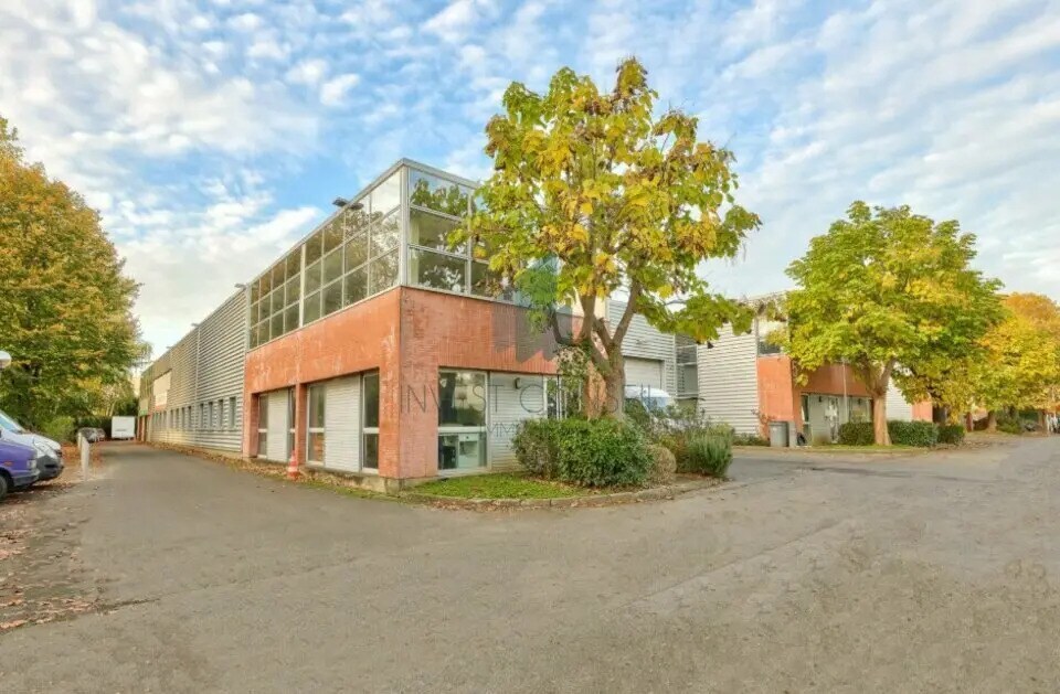 Flex in Gonesse for lease Building Photo- Image 1 of 4