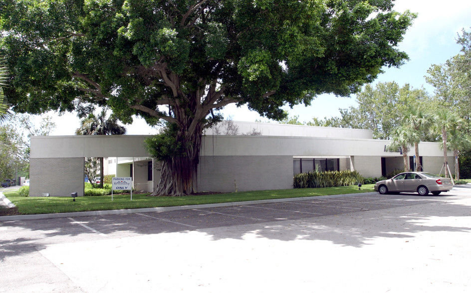 2884 Horseshoe Dr S, Naples, FL for lease - Building Photo - Image 2 of 5