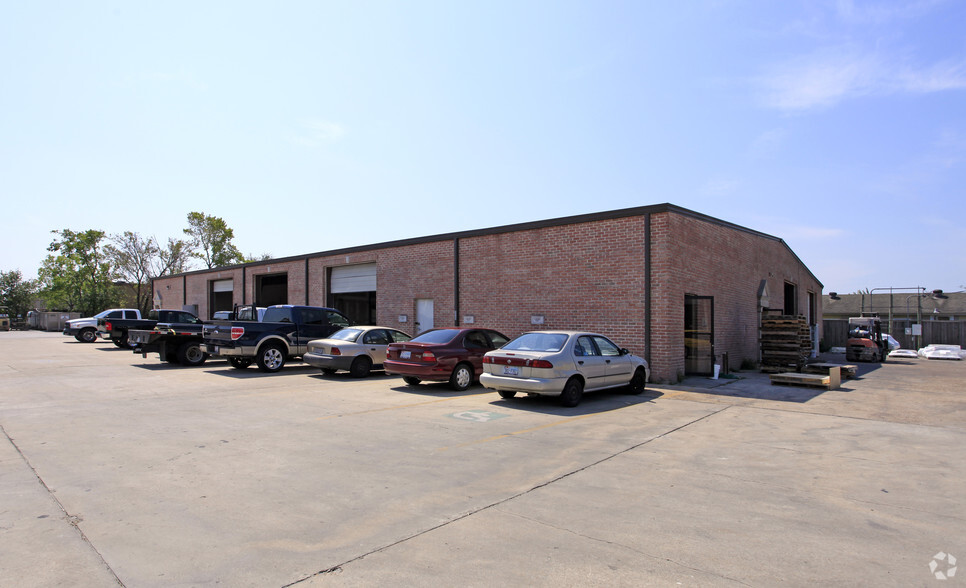 5711 Clarewood Dr, Houston, TX for lease - Building Photo - Image 2 of 2