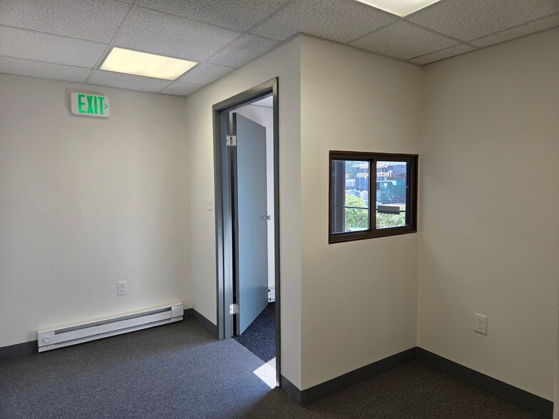 74-124 Cummings Park, Woburn, MA for lease - Lobby - Image 2 of 8