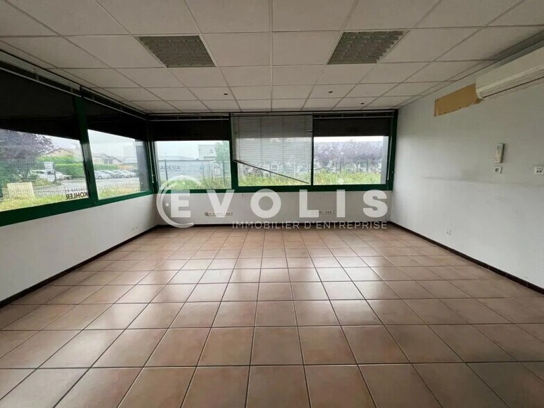 Office in Arnas for lease - Interior Photo - Image 2 of 8