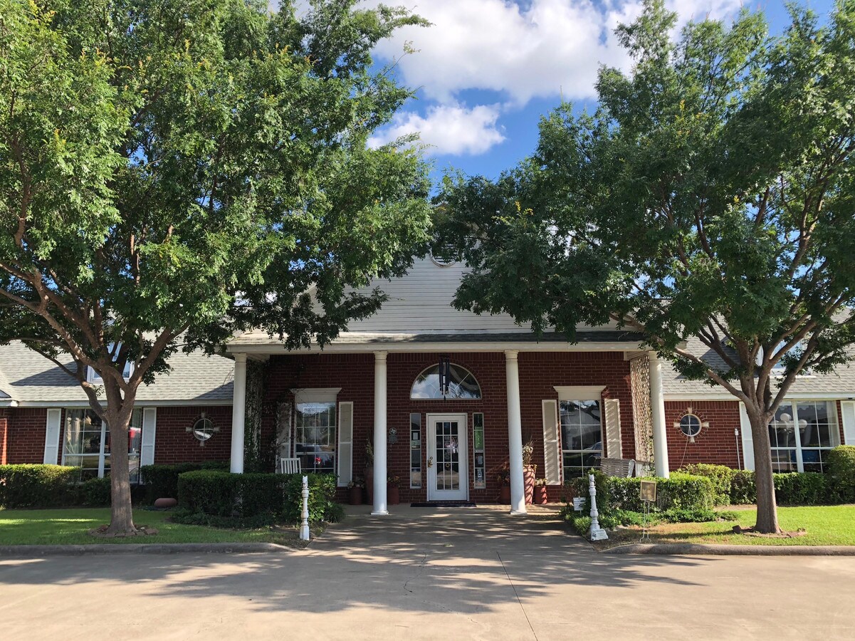 2214 W Park Row Dr, Pantego, TX 76013