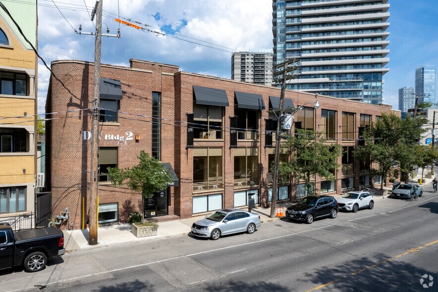 320-326 Davenport Rd, Toronto, ON for lease - Building Photo - Image 2 of 4