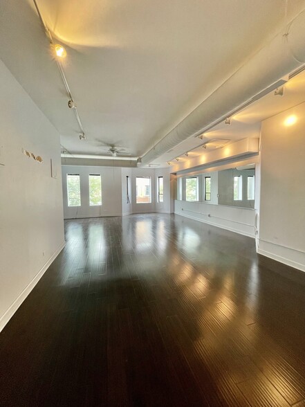 2730-2732 N Clark St, Chicago, IL for lease - Interior Photo - Image 2 of 8