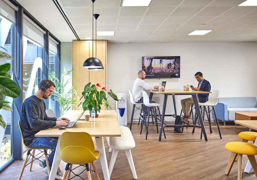 Reeds Cres, Watford for lease - Interior Photo - Image 3 of 9