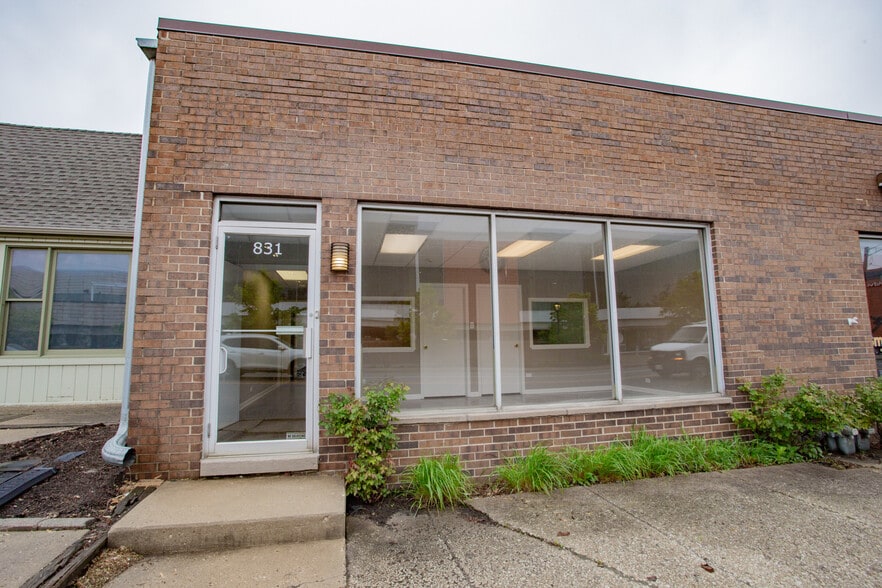 831 W Touhy Ave, Park Ridge, IL for lease - Building Photo - Image 3 of 13