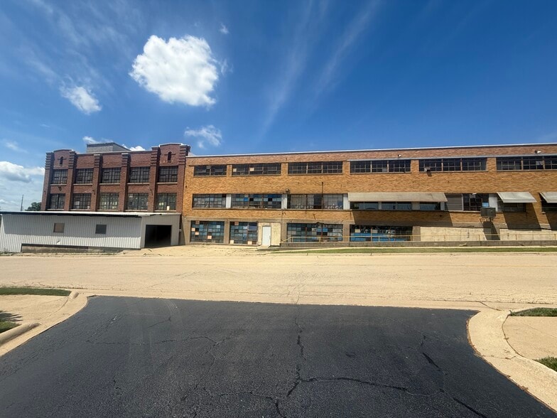 301 W 3rd St, Sterling, IL for lease - Building Photo - Image 3 of 25