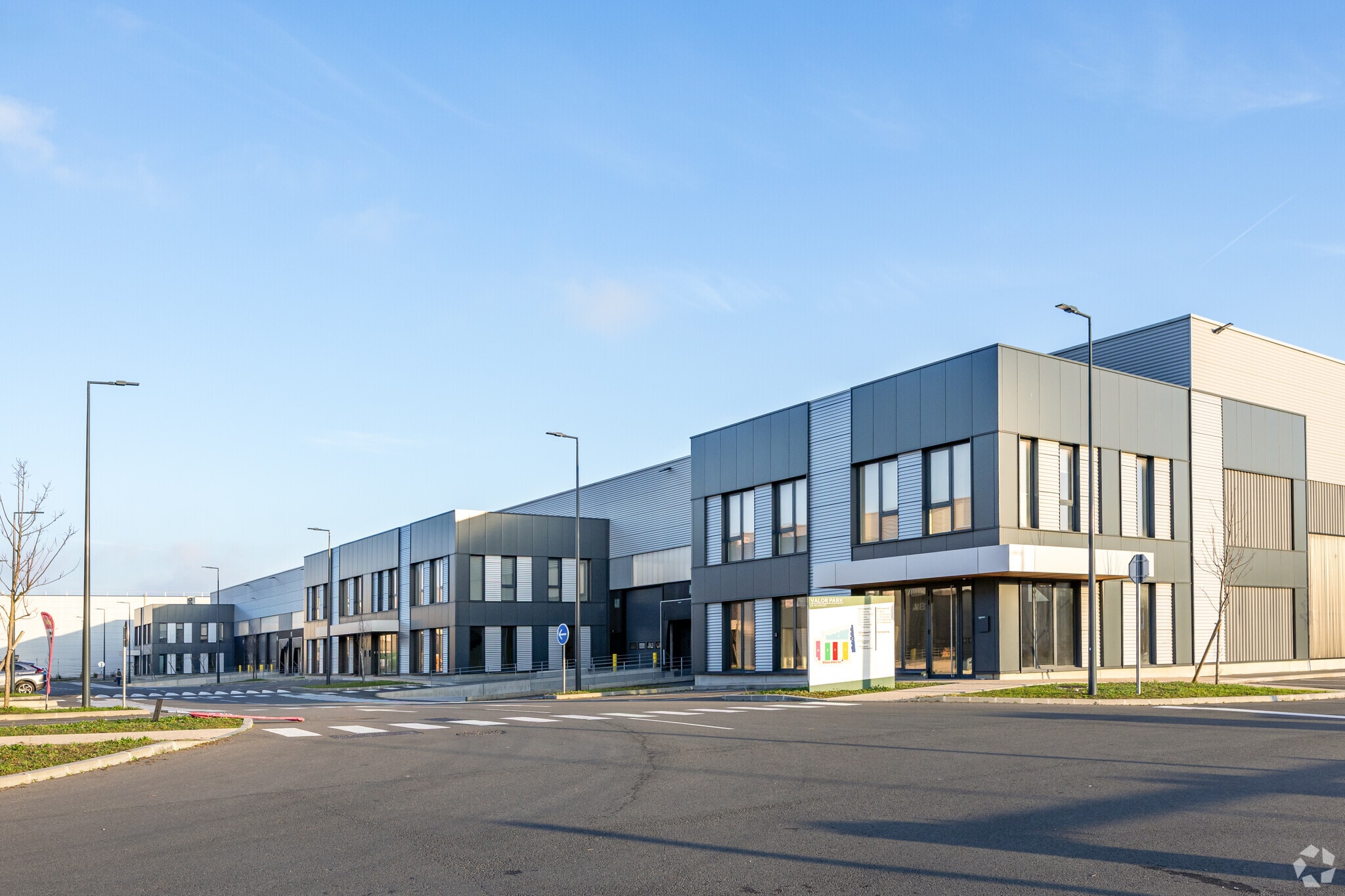 51 Rue Du Commandant Rolland, Le Bourget for sale Primary Photo- Image 1 of 3