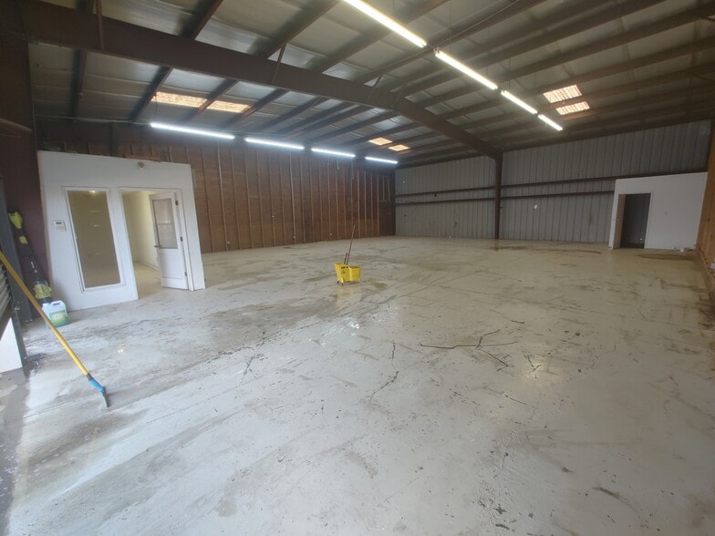 13704 Armona Rd, Armona, CA for lease - Building Photo - Image 3 of 12