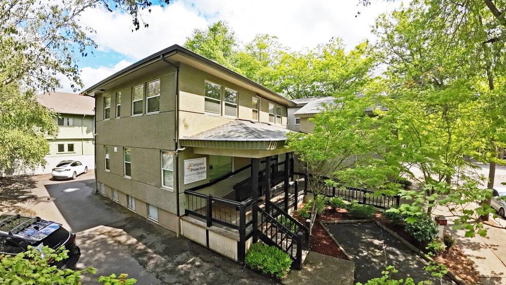 315 W Broadway Office Building + Lot portfolio of 2 properties for sale on LoopNet.com - Building Photo - Image 2 of 23