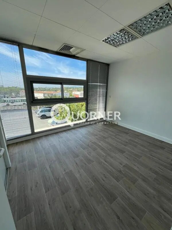 Retail in Saint-Raphaël for lease Building Photo- Image 1 of 8