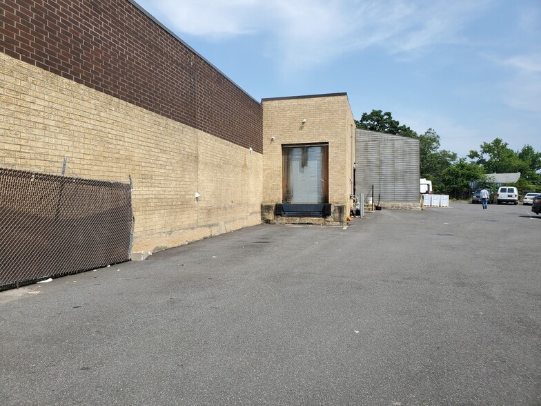 305 Suburban Ave, Deer Park, NY for lease - Building Photo - Image 2 of 3