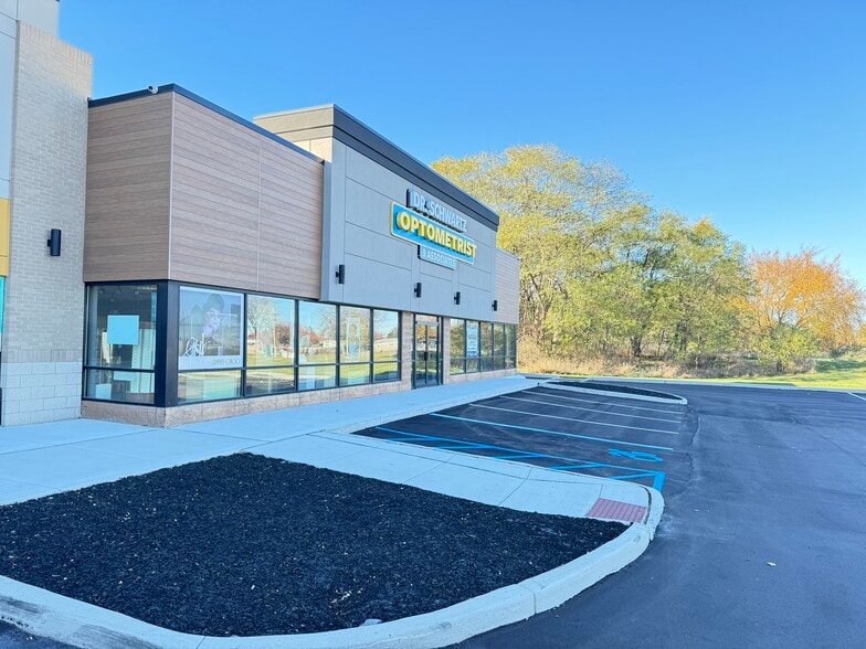 13400-13480 E 15 Mile Rd, Sterling Heights, MI for lease - Building Photo - Image 2 of 17