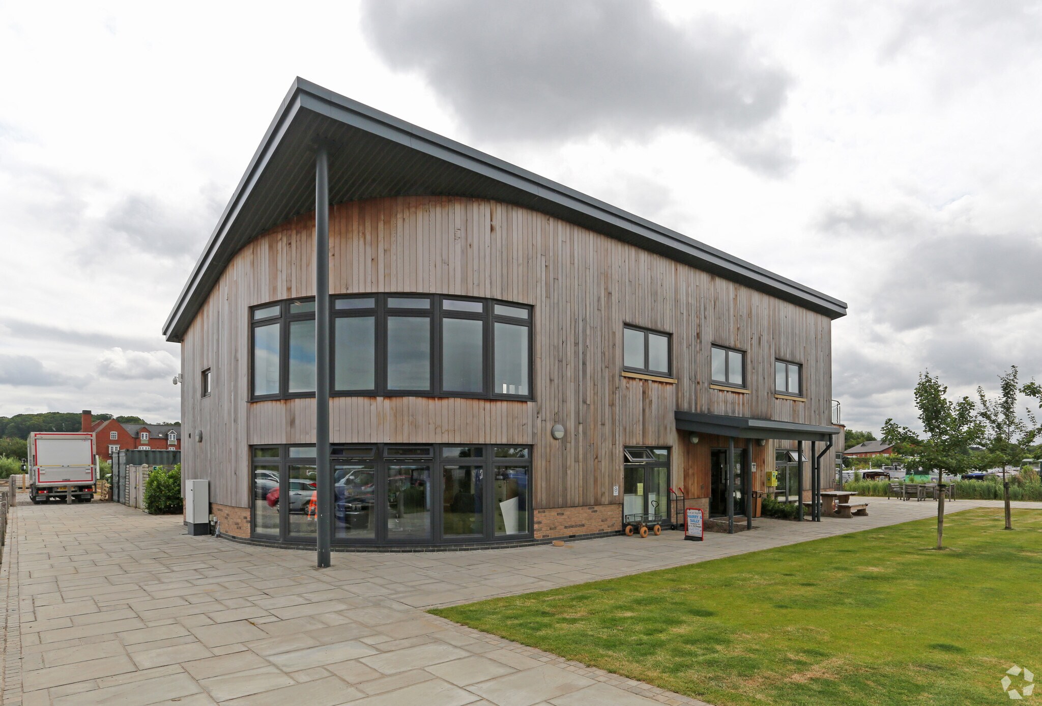 Carlton Rd, Nuneaton for lease Primary Photo- Image 1 of 6