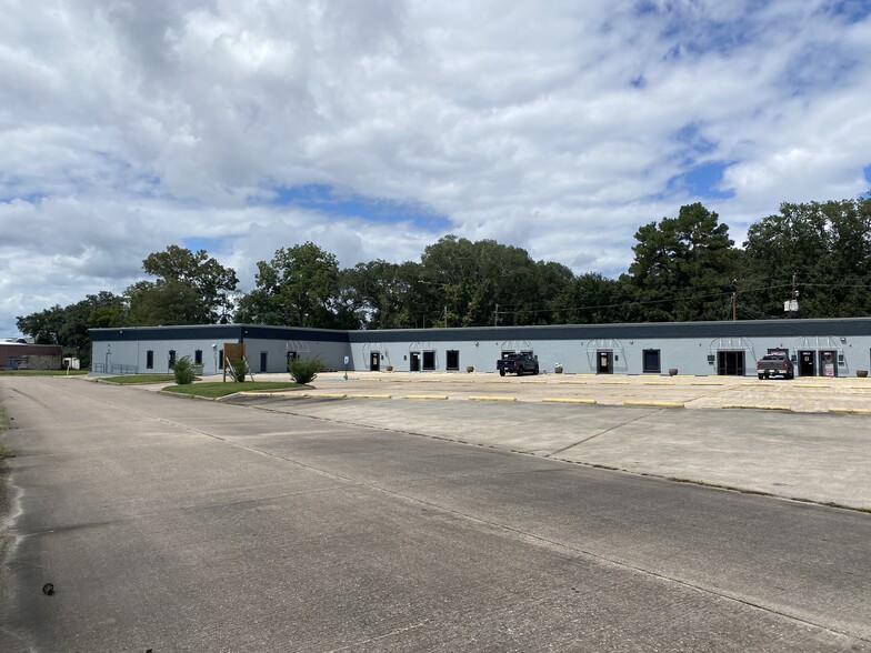 5550 Eastex Fwy, Beaumont, TX for lease - Building Photo - Image 1 of 23