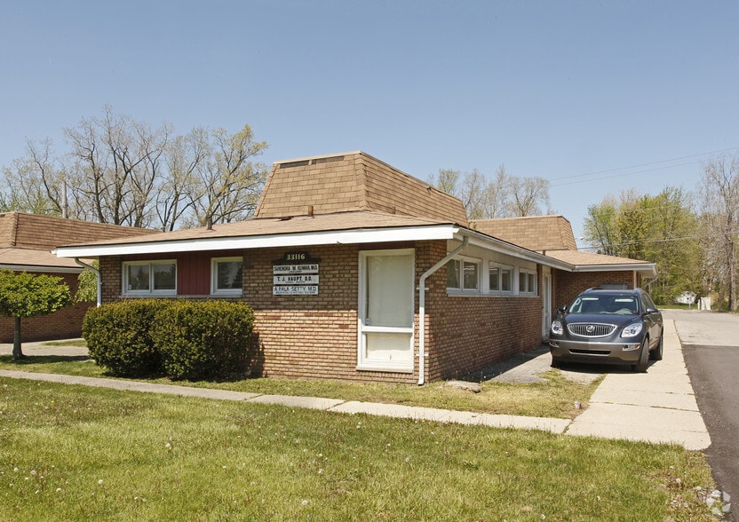33116 Palmer Rd, Westland, MI 48186
