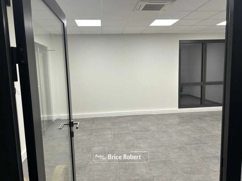 Office in Chassieu for lease - Building Photo - Image 2 of 20