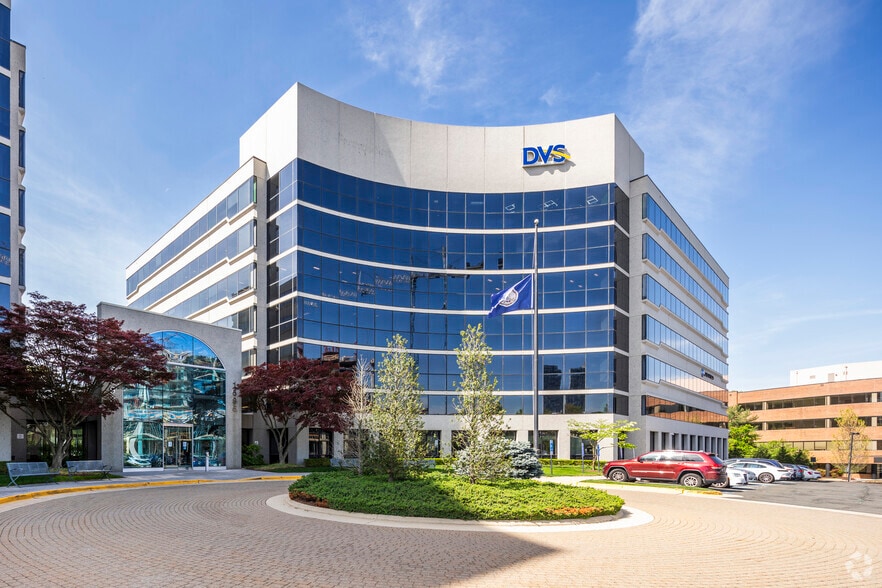 1595 Spring Hill Rd, Vienna, VA for lease - Building Photo - Image 1 of 21