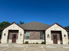 2366-2372 S Uecker Ln, Lewisville, TX for lease Building Photo- Image 2 of 4