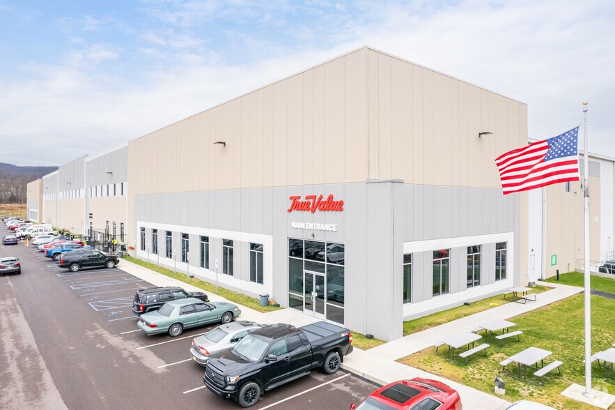 12 Tradeport Rd, Hanover Township, PA 18706