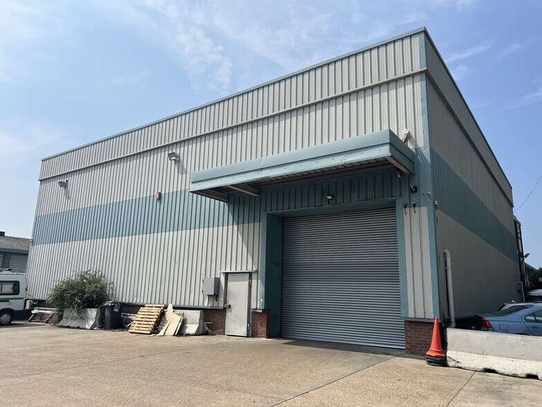 690 London Rd, Grays for lease - Building Photo - Image 2 of 2