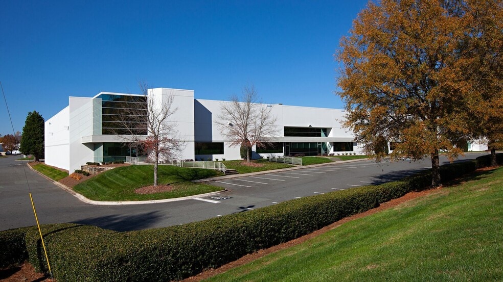 2121 Distribution Center Dr, Charlotte, NC for lease - Building Photo - Image 2 of 5