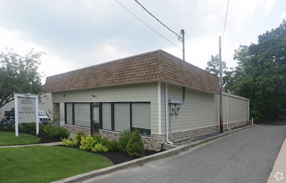 806 E Main St, Riverhead, NY for lease - Building Photo - Image 1 of 9