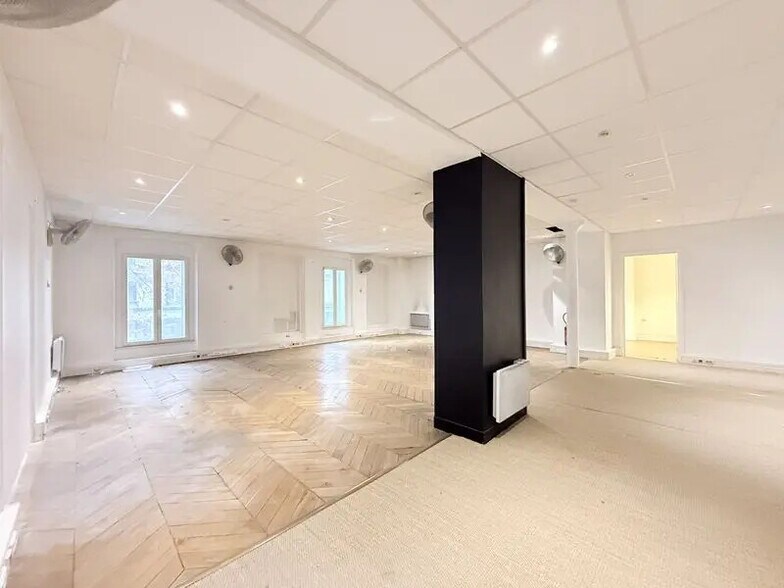 Office in Paris for lease - Building Photo - Image 3 of 10