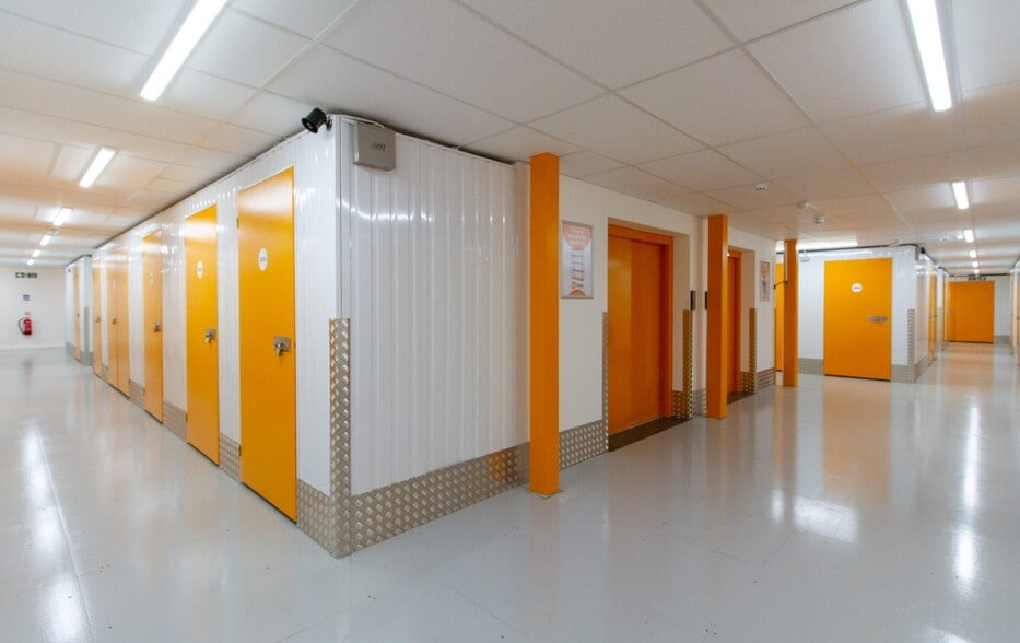 Book End, Witney for lease - Interior Photo - Image 3 of 4