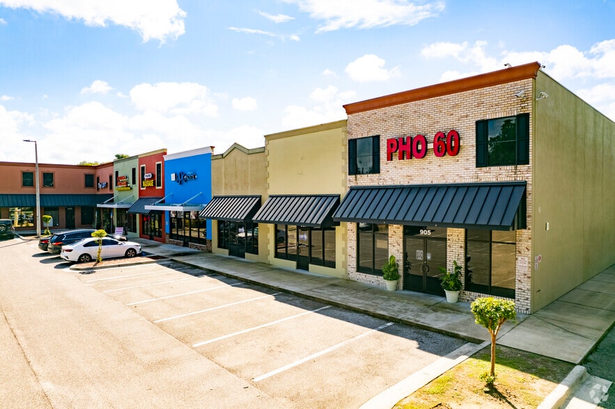 905-959 E Brandon Blvd, Brandon, FL for lease - Building Photo - Image 3 of 8