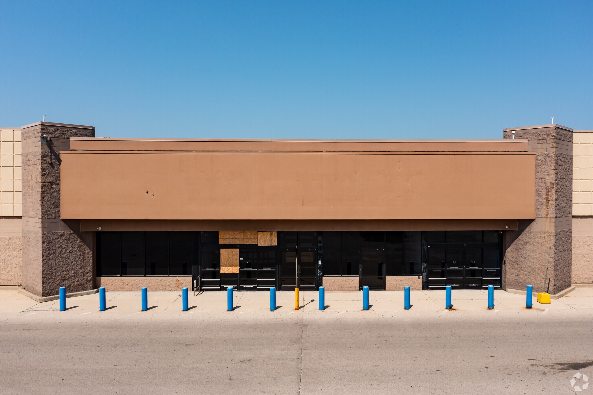 2131 W Galena Blvd, Aurora, IL 60506 30 PER SQUARE FOOT ! Anchored