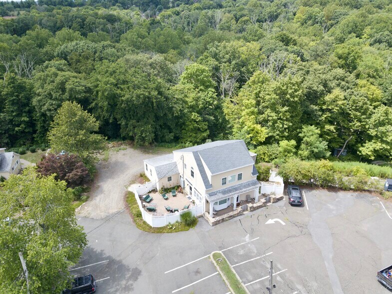 109 Black Rock Tpke, Redding, CT for sale - Primary Photo - Image 1 of 27