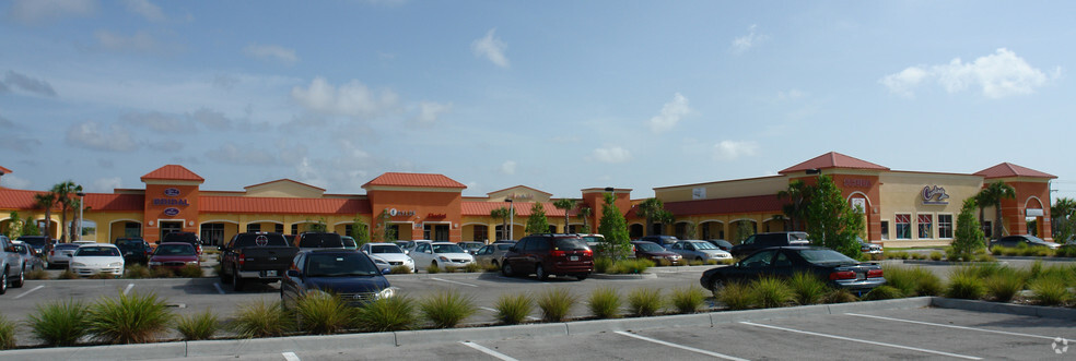 4379-4391 Colonial Blvd, Fort Myers, FL for lease - Primary Photo - Image 3 of 5