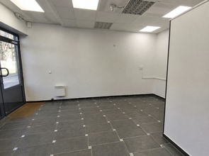 Retail in Saint-Maur-des-Fossés for lease Interior Photo- Image 2 of 4