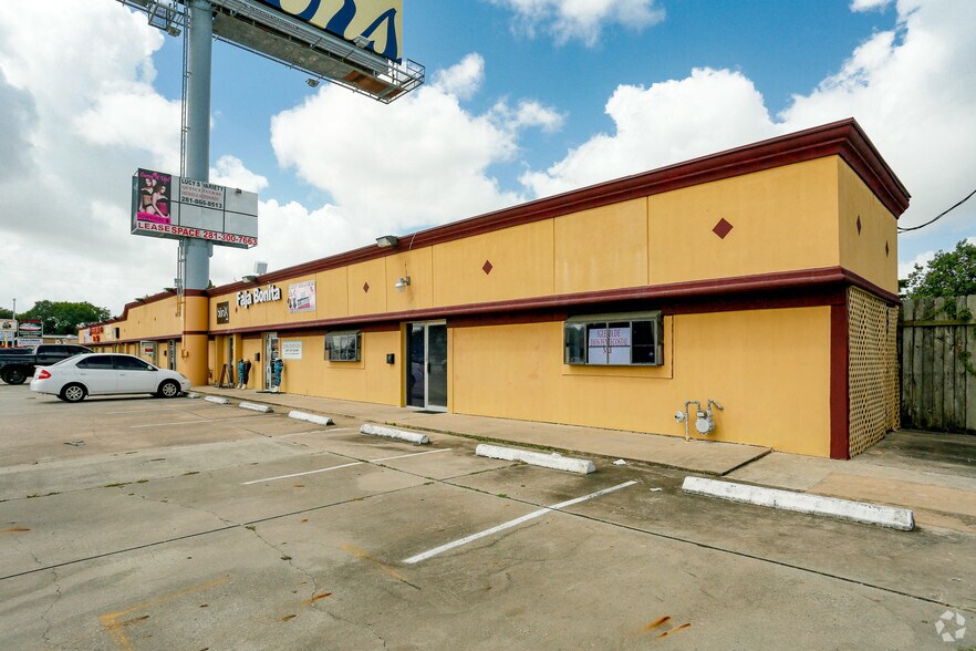 1292712935 Veterans Memorial Dr, Houston, TX 77014