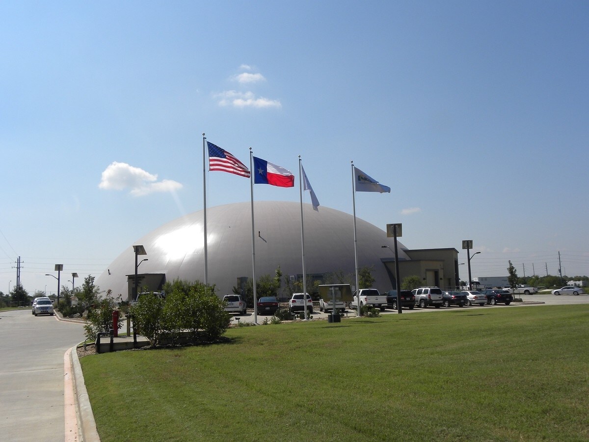 3063 Outlet Center Dr, Sealy, TX 77474