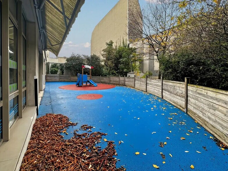 Office in Paris for lease - Building Photo - Image 1 of 9