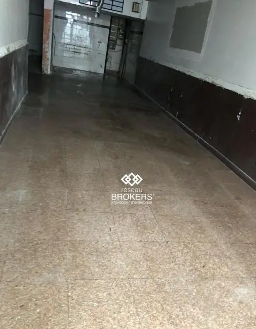 Retail in Paris for lease Interior Photo- Image 1 of 2