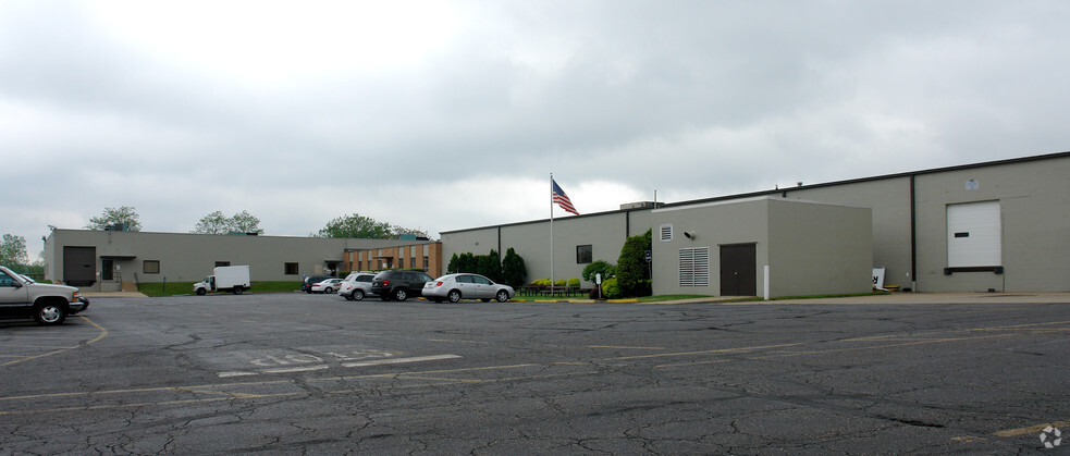 557 E Tallmadge Ave, Akron, OH for lease - Building Photo - Image 3 of 17