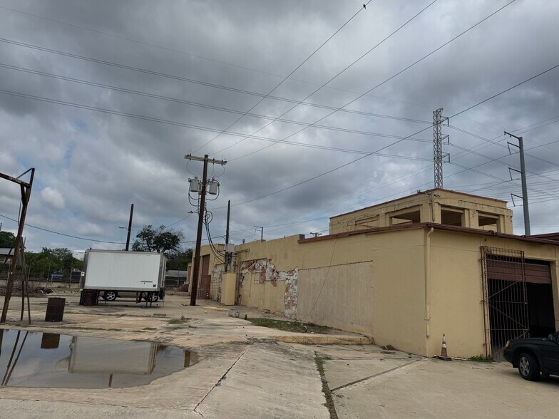 226-232 Rivas St, San Antonio, TX for lease - Building Photo - Image 3 of 16