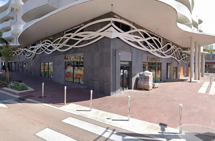 Retail in Mandelieu-la-Napoule for lease - Building Photo - Image 2 of 4