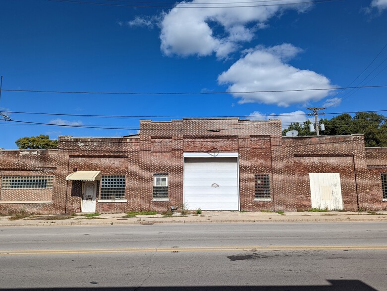 801 E Cass St, Joliet, IL for lease - Building Photo - Image 2 of 11