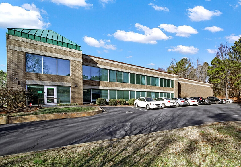 425 E Arrowhead Dr, Charlotte, NC for lease - Building Photo - Image 1 of 2
