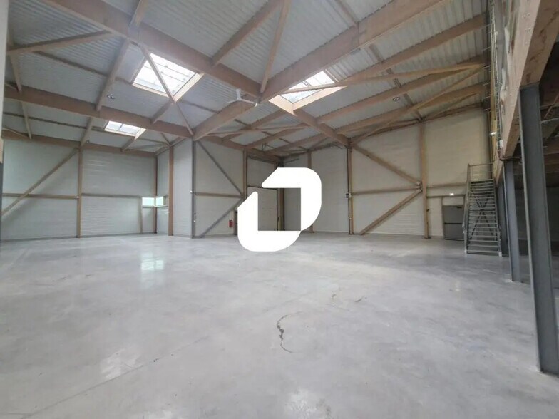Flex in Courtry for lease - Building Photo - Image 2 of 7