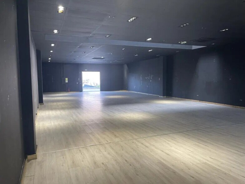 Retail in Mandelieu-la-Napoule for lease - Interior Photo - Image 2 of 7