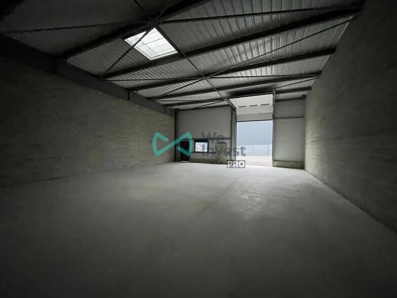 Flex in Cormontreuil for lease - Interior Photo - Image 3 of 6