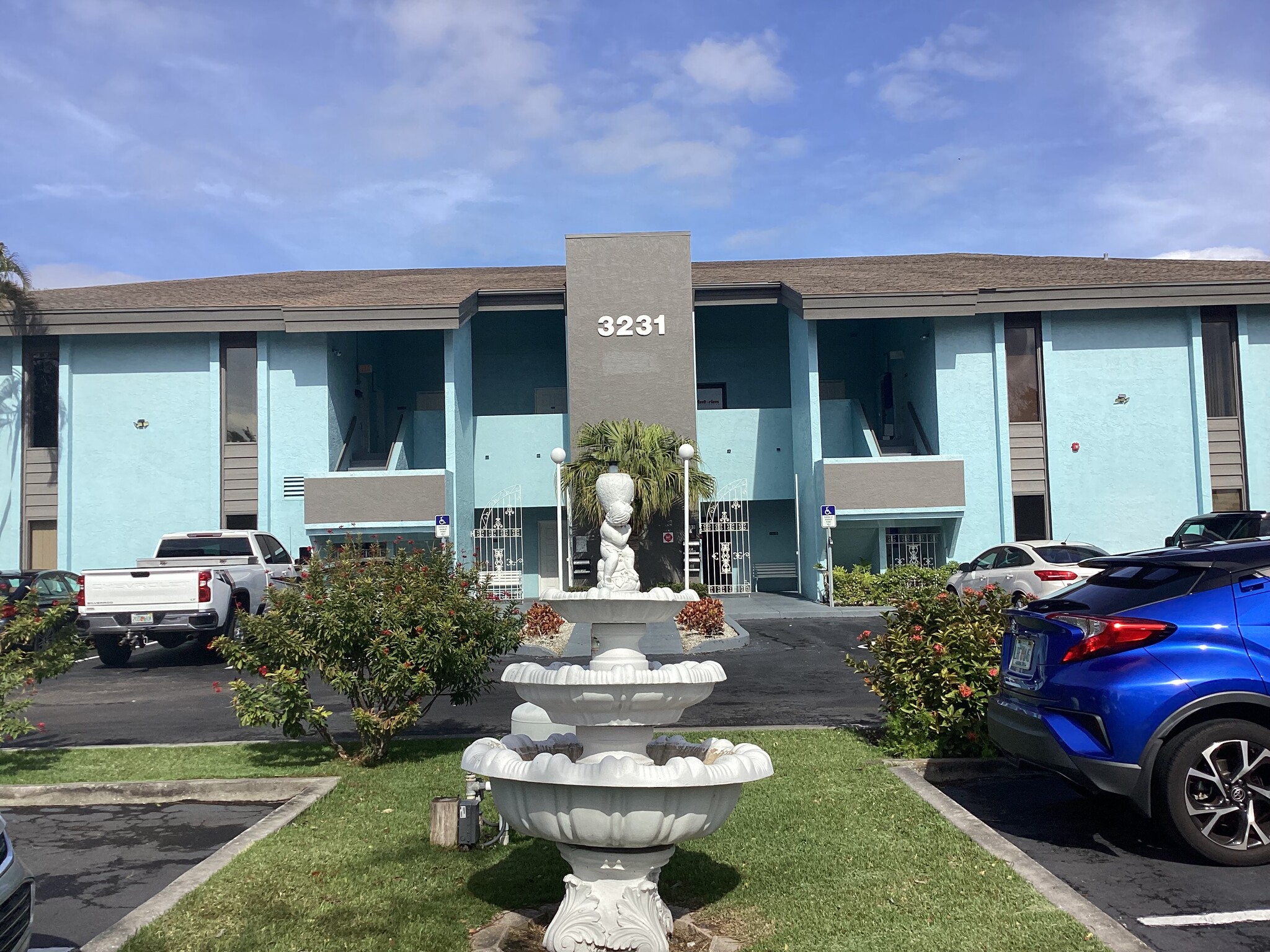 3231 Gulf Gate Dr, Sarasota, FL for lease Building Photo- Image 1 of 10