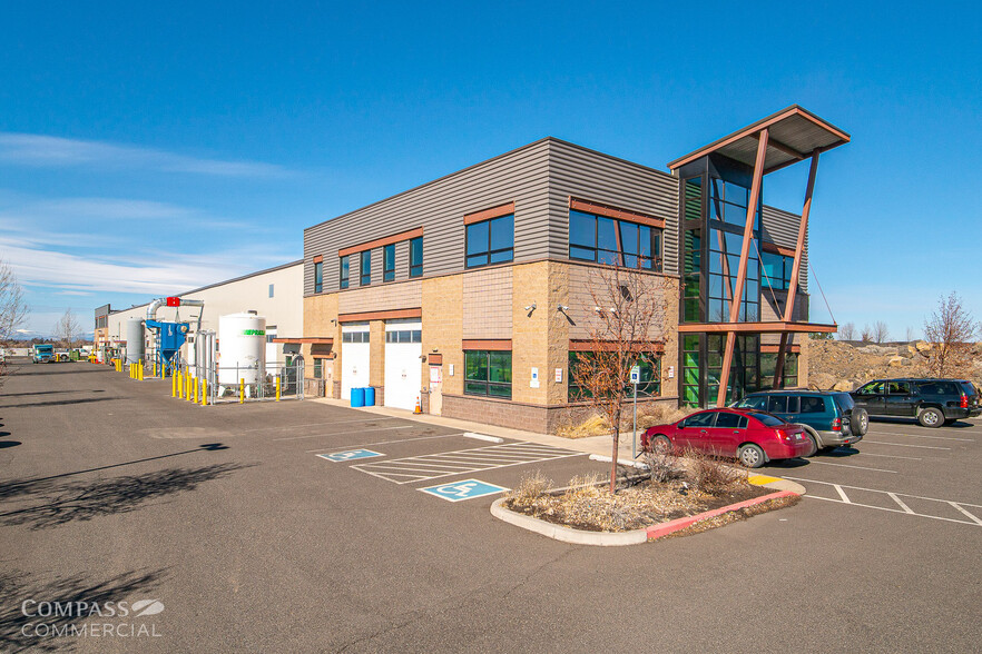 375 NE 11th St, Redmond, OR for lease - Building Photo - Image 1 of 6